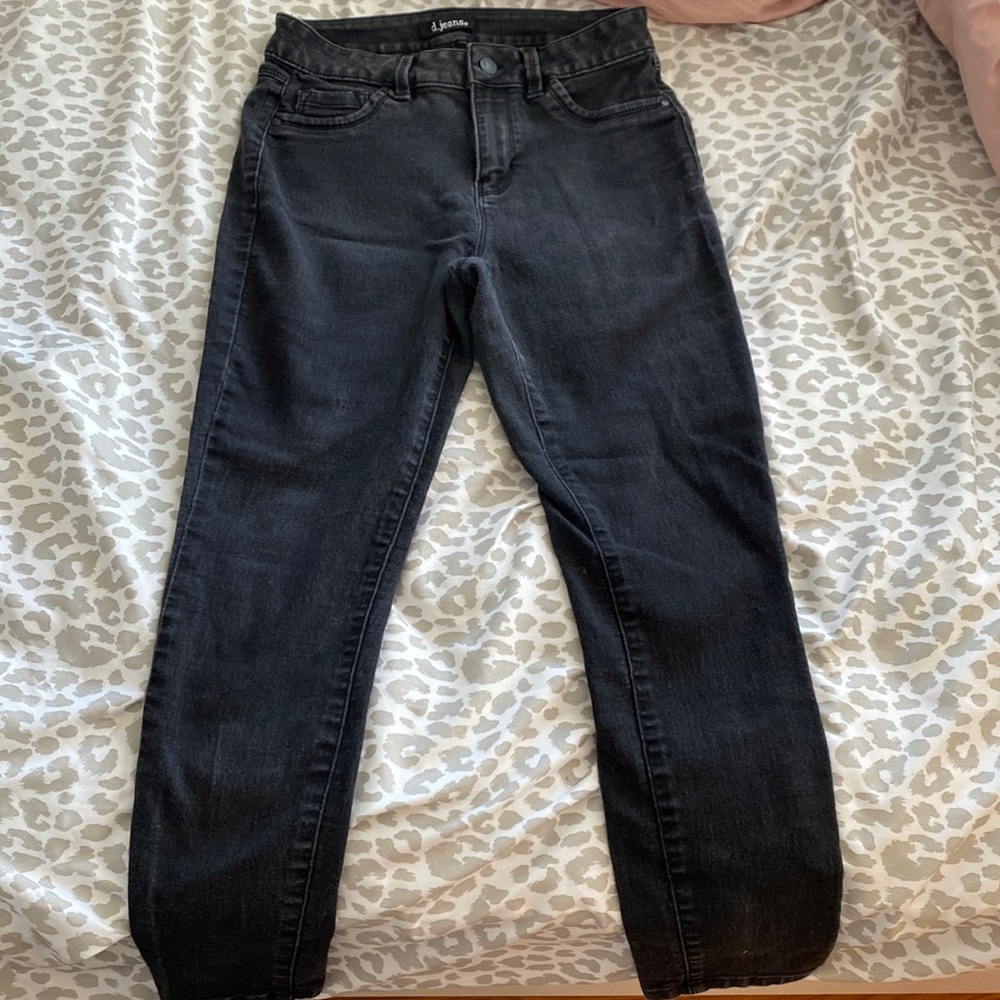 black skinny jeans. size: 6